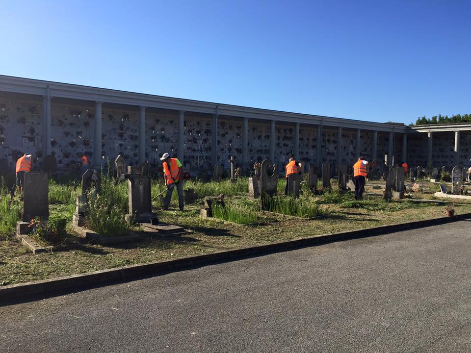 Pulizia nel cimitero comunale